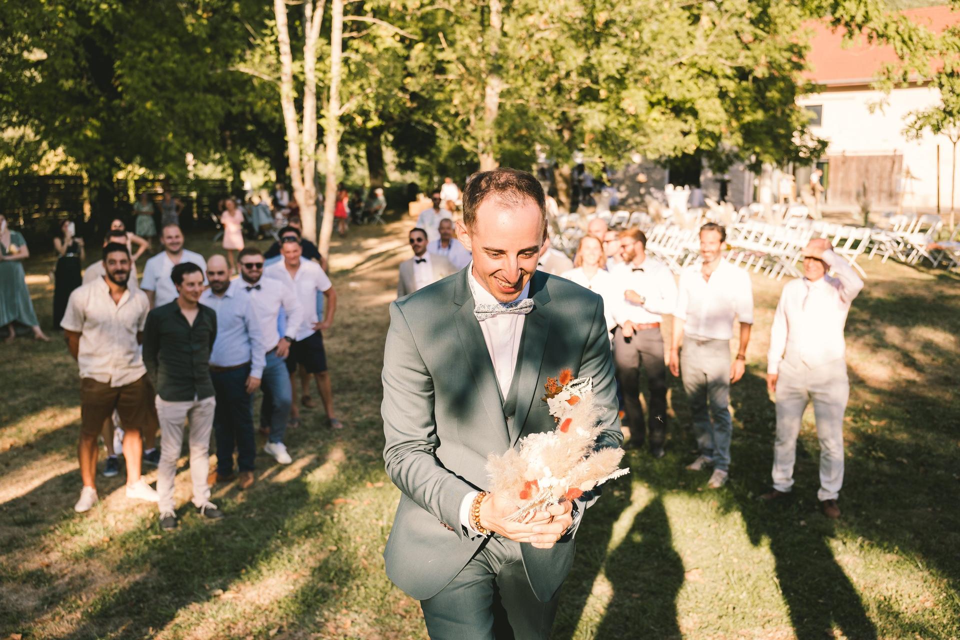 10 idées originales pour lancer votre bouquet de mariée