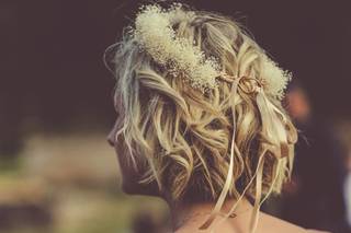 mariée aux cheveux courts avec couronne de fleurs bohème chic dans les cheveux