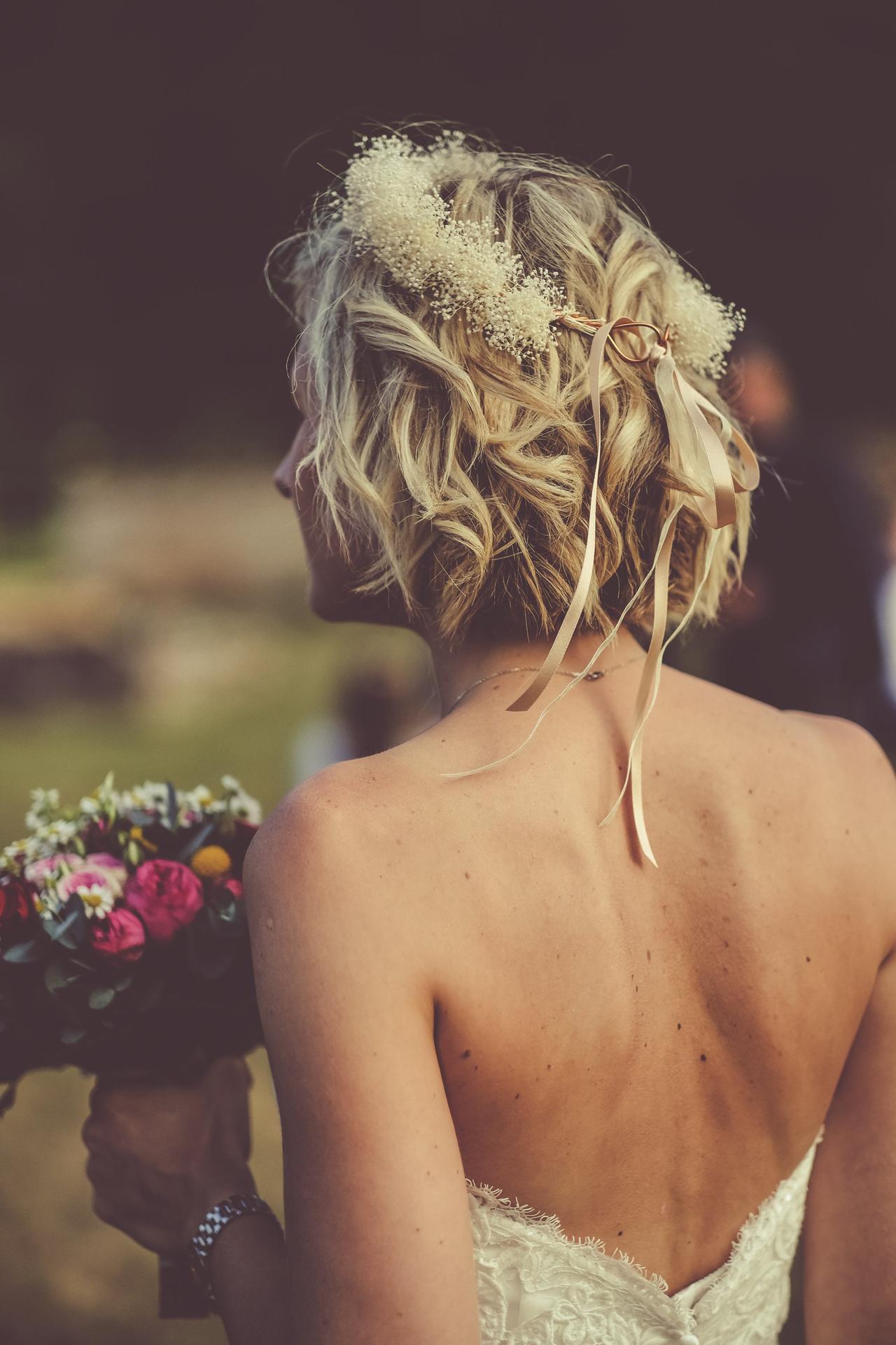 mariée aux cheveux courts avec couronne de fleurs bohème chic dans les cheveux