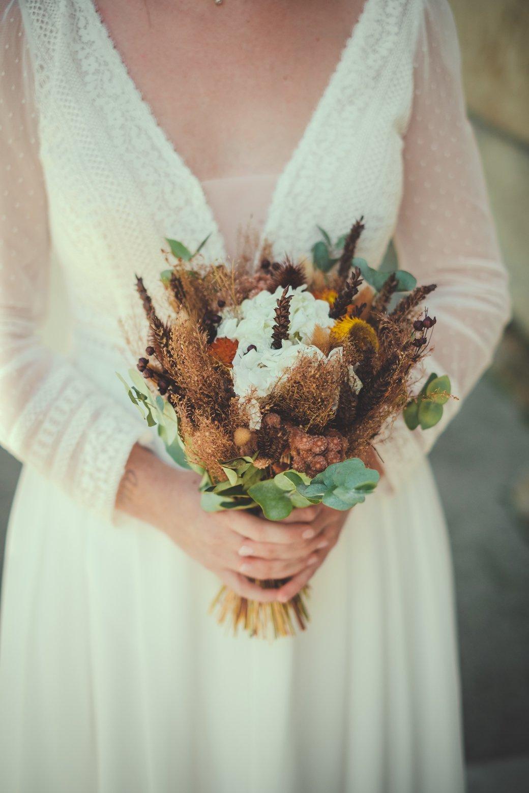 bouquet de fleurs séchées avec robe champetre pour mariage