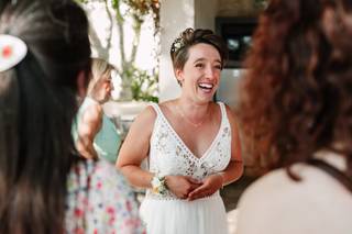 mariée aux cheveux courts avec fleurs dans les cheveux