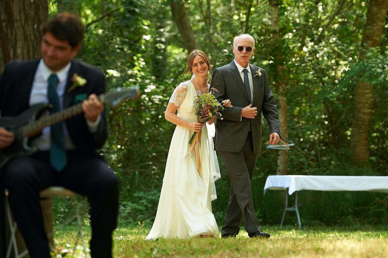 fete des peres 2026 cadeau personnalise, mariée accompagnée de son père le jour du mariage