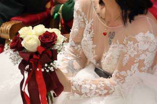 mariée d'hiver avec bouquet de fleurs rouges et blanches