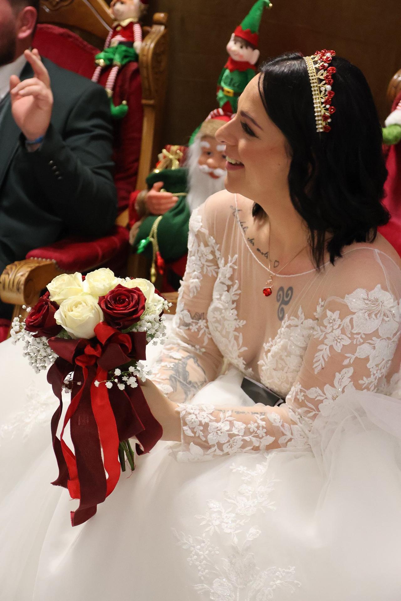 mariée d'hiver avec bouquet de fleurs rouges et blanches