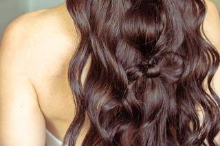 coiffure mariée originale avec tresse et petits noeuds