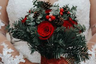 bouquet de mariée en sapin avec roses rouges