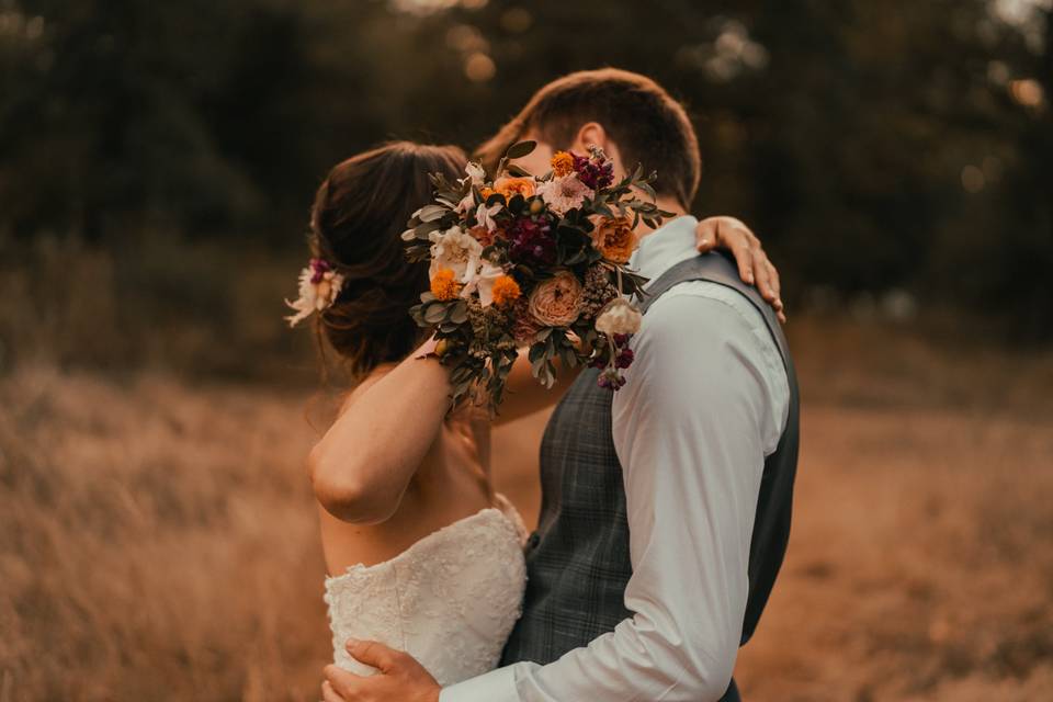 photo de couple marié, homme et femme, lui porte un costume et elle une robe traditionnelle blanche, coutumes et traditions mariage, qui paie quoi