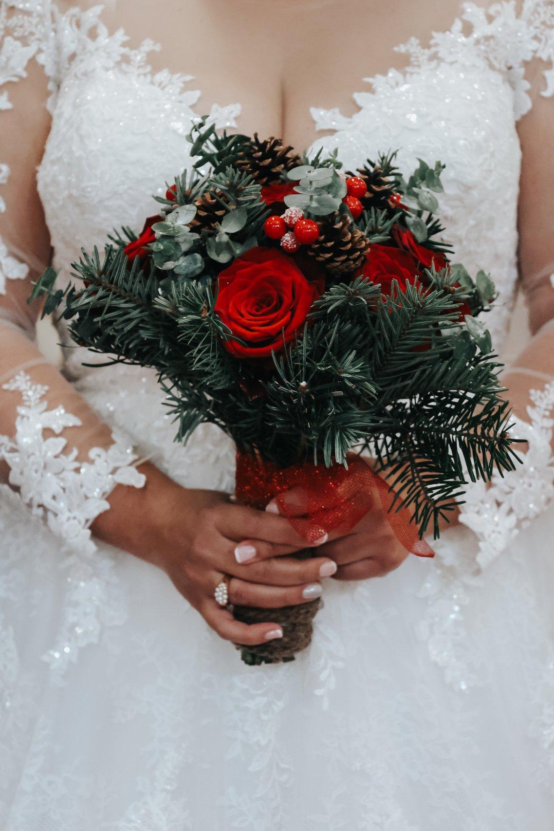 bouquet de mariée en sapin avec roses rouges