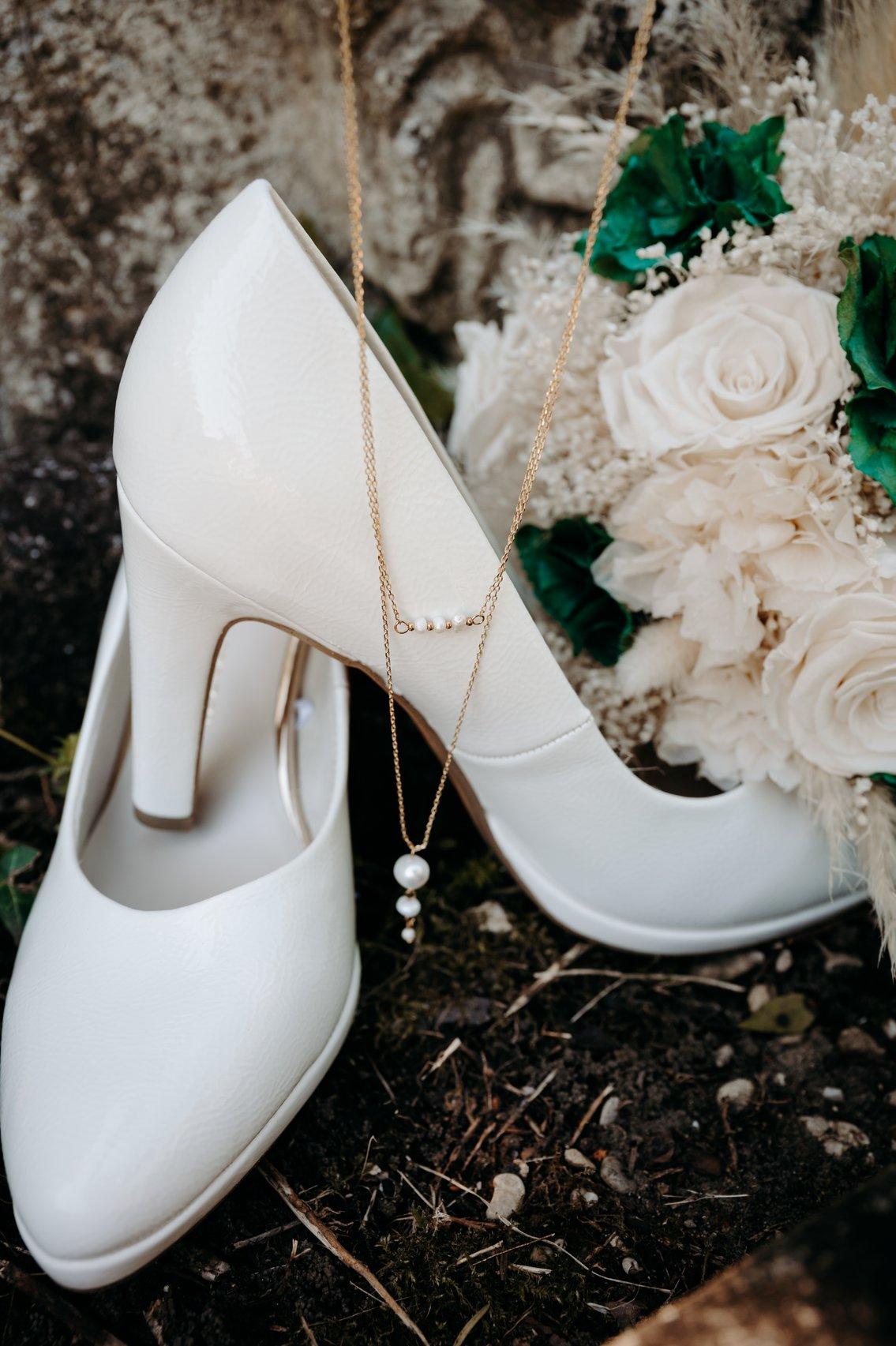 escarpins de mariée blancs à talon carré