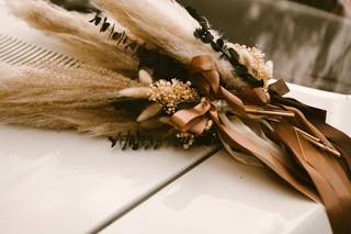 deco fleurs voiture inspiration mariage mocha mousse, couleur pantone 2025