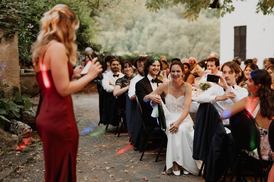 discours de mariage humoristique amie ou soeur, mariés qui rigolent