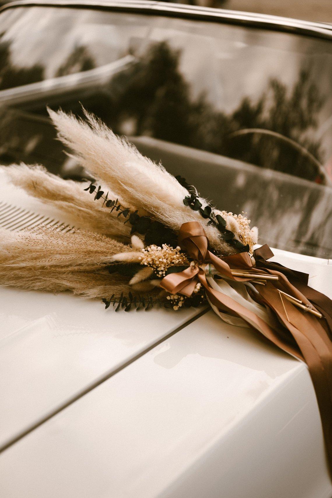 deco fleurs voiture inspiration mariage mocha mousse, couleur pantone 2025