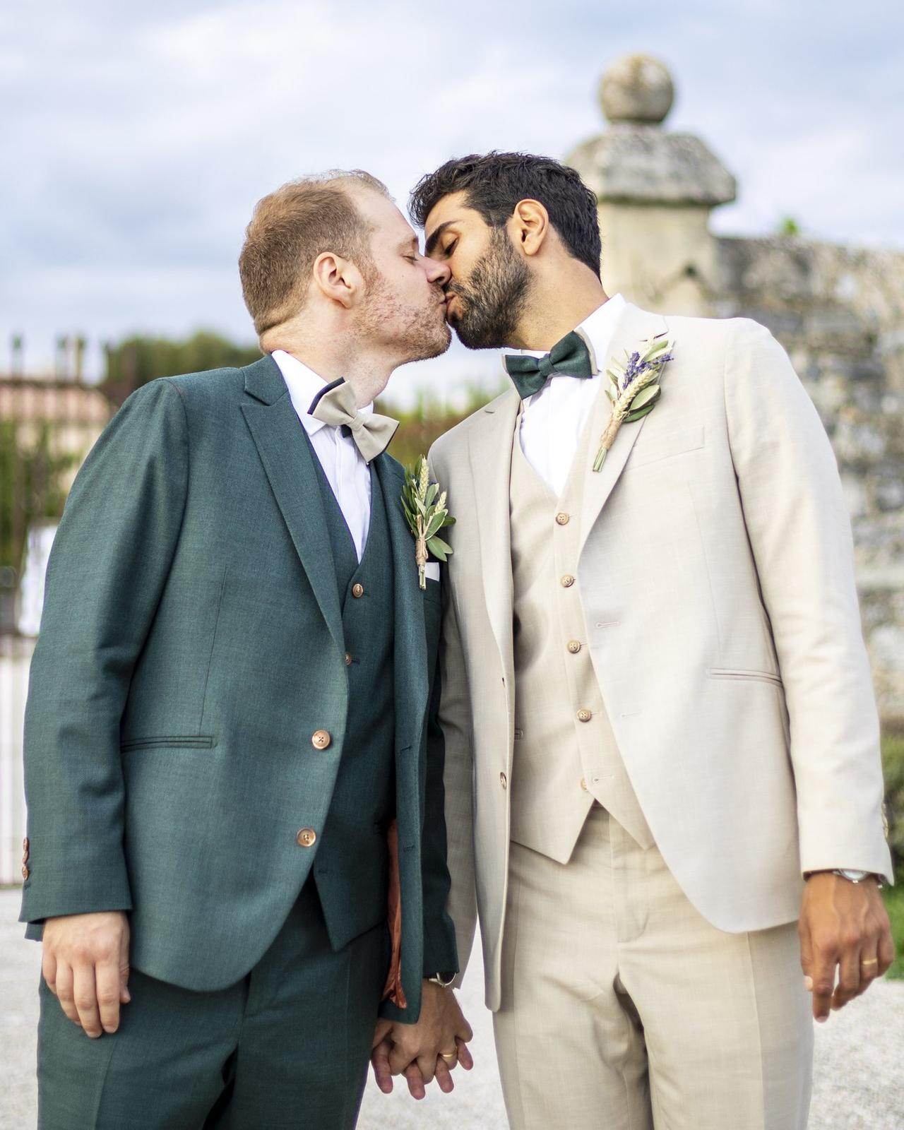 Costumes de mariage gay identiques ou depareilles