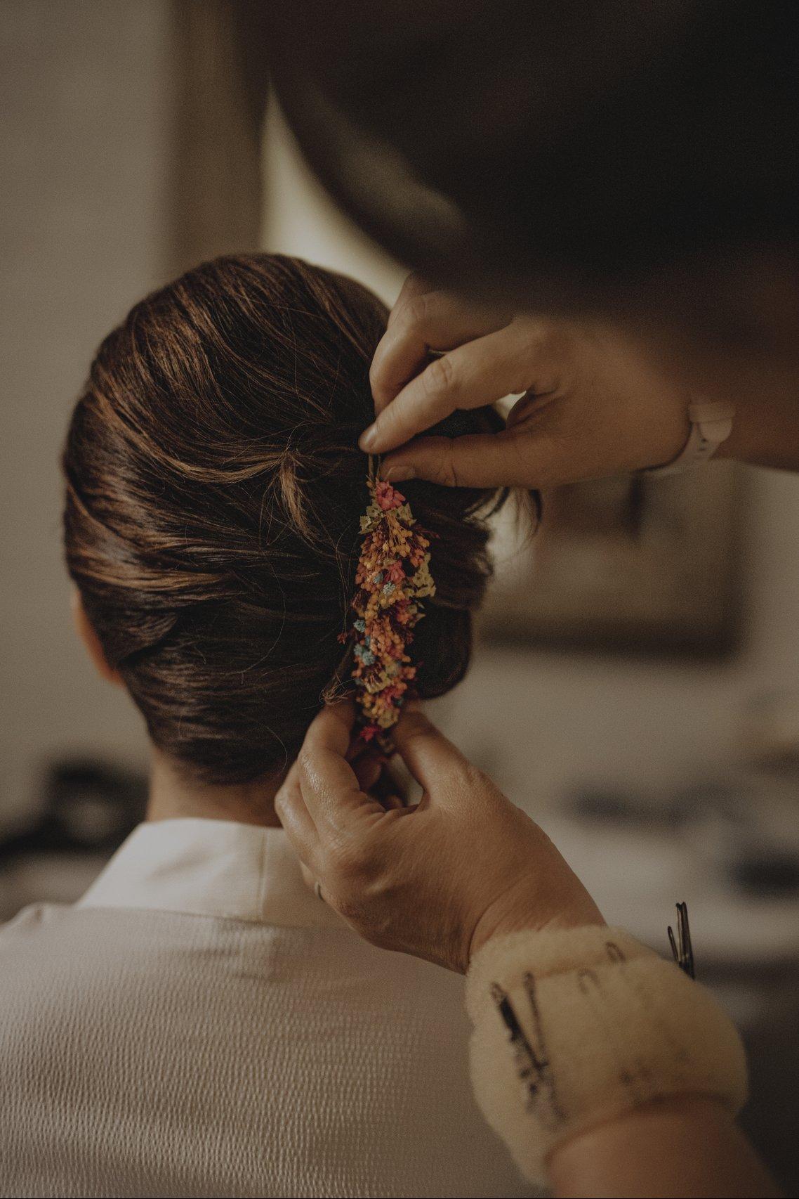 mariée en pleine séance coiffure, prix moyen coiffure mariage 2025