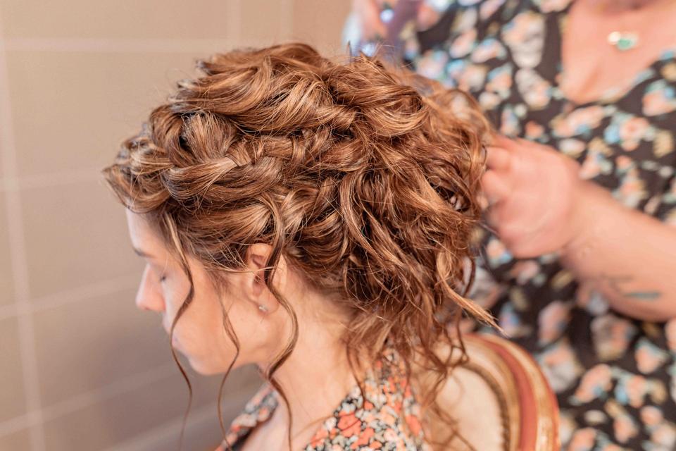 65 coiffures de mariage pour invitées : simples et chics