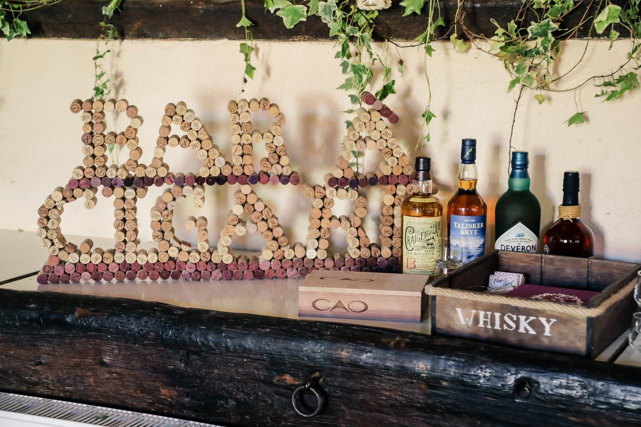 Bar à whisky : un stand de connaisseurs pour votre mariage