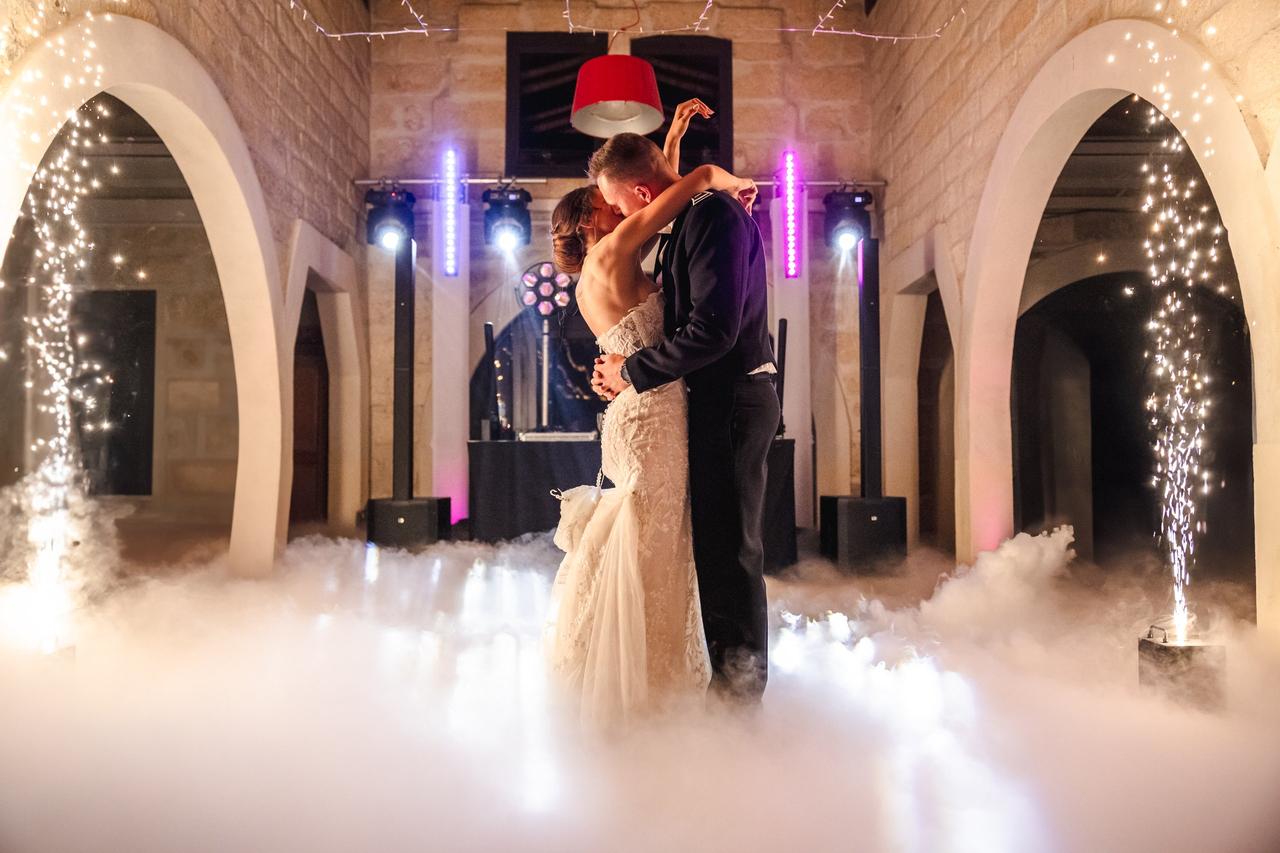 Musique ouverture de bal de mariage romantique avec jeux de lumière, couple de mariés enlacés, danse romantique