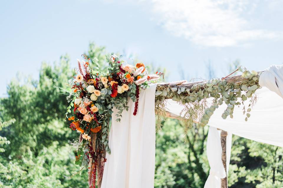 Quelques arches pour une décoration de mariage en exterieur