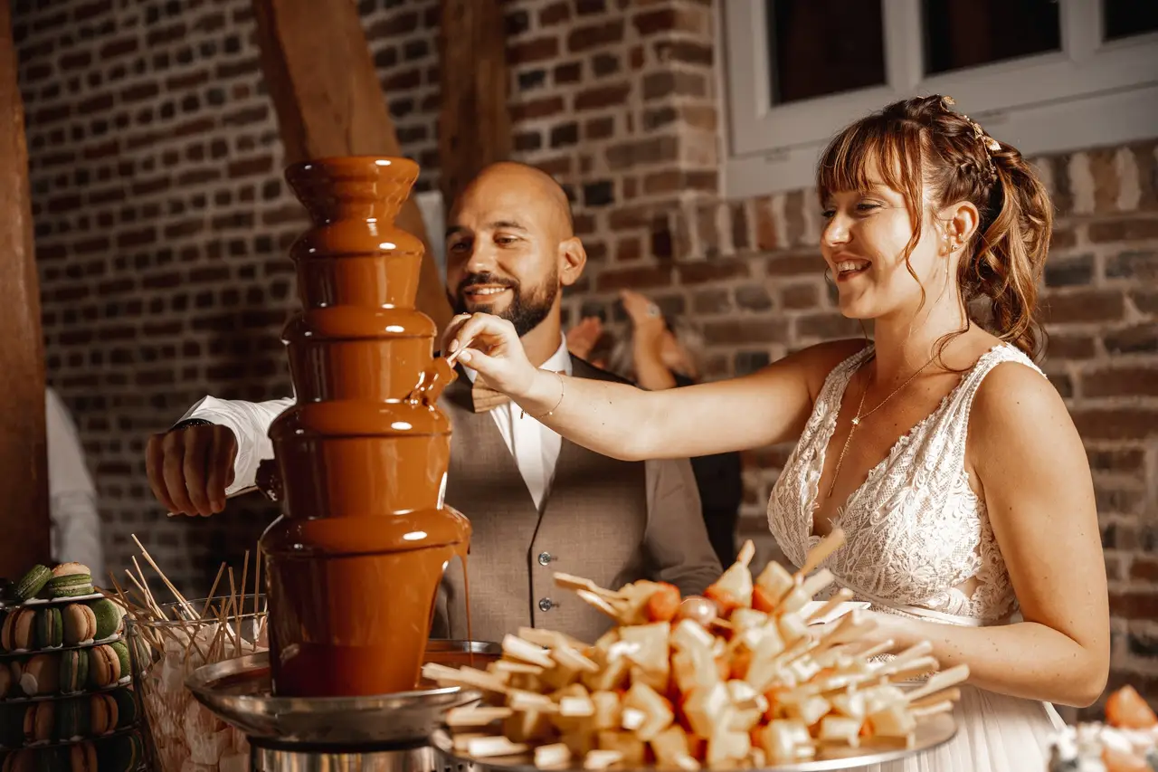 Faites fondre de plaisir vos convives avec une fontaine de chocolat à votre  mariage !