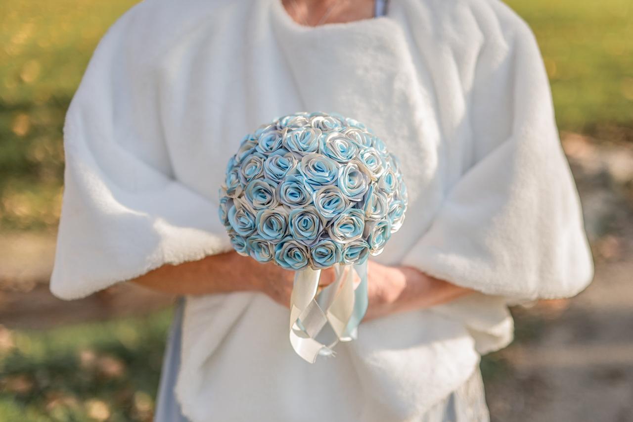 bouquet de mariee hiver boule et bleu rose teintes