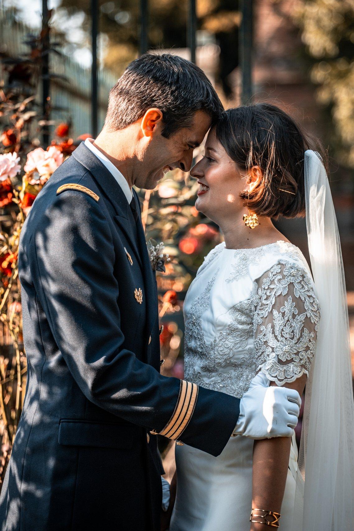 mariée aux cheveux courts avec voile comme accessoire à cheveux