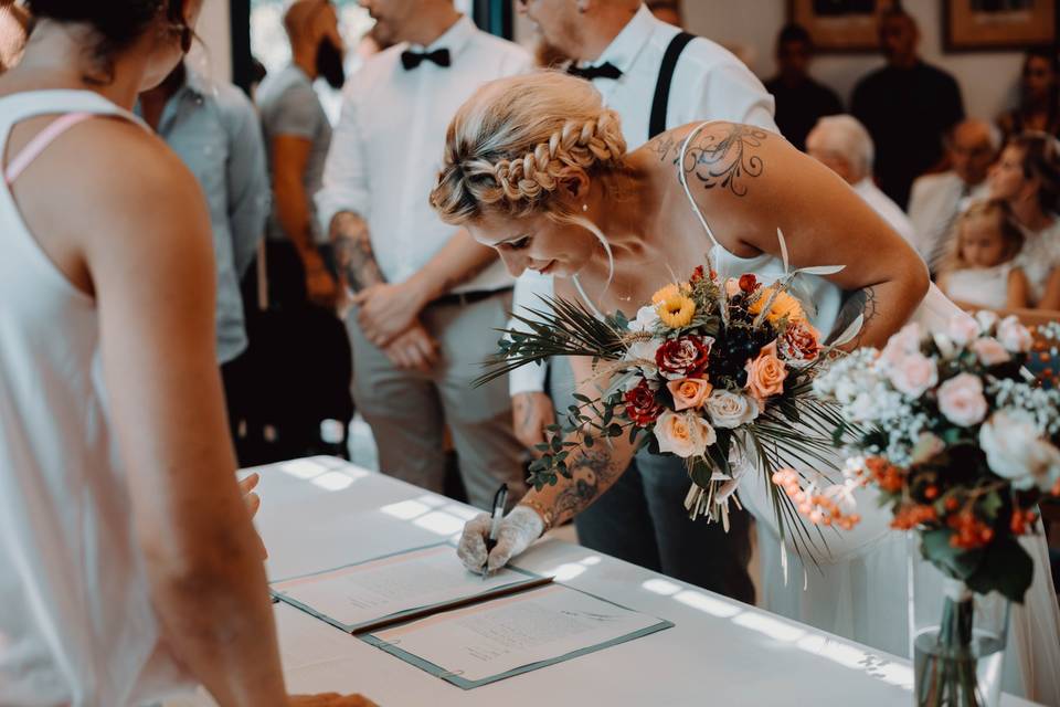 mariage mairie, signature de la mariée pendant la cérémonie civile