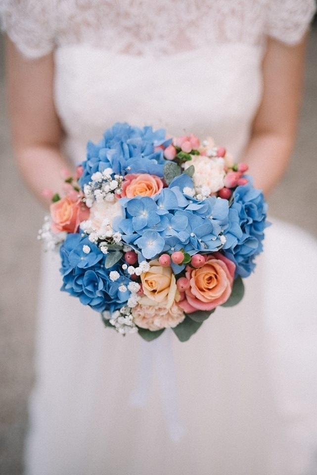 bouquets de fleurs bleu et couleur pantone 2024 robe de mariage sirene