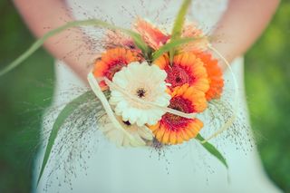 petit bouquet de mariée à fleurs blanches et oranges
