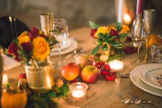 Centre de table avec des pommes