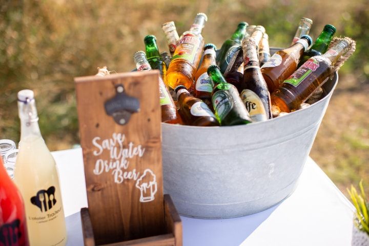 Mini bouteille dans un seau à champagne pour déco de mariage