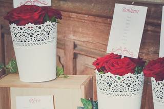 plan de table avec pot de fleurs rouges pour mariage d'hiver