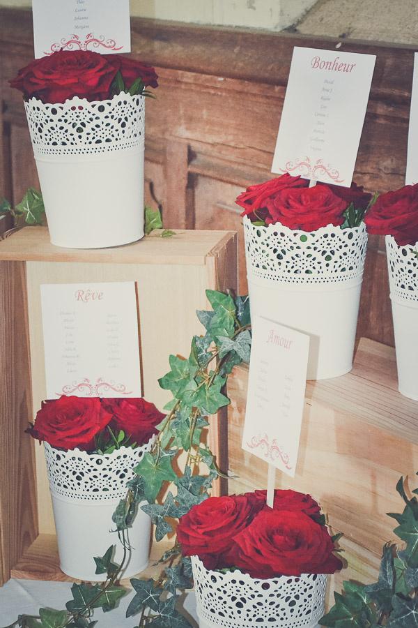 plan de table avec pot de fleurs rouges pour mariage d'hiver