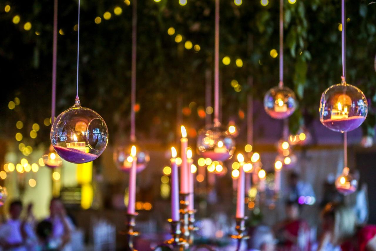 décoration de plafond pour mariage avec boules suspendues