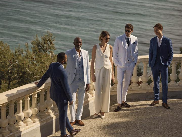 couple de mariés et invités, hommes en tenue de mariage éte avec costumes en lin bleu ciel et bleu marine