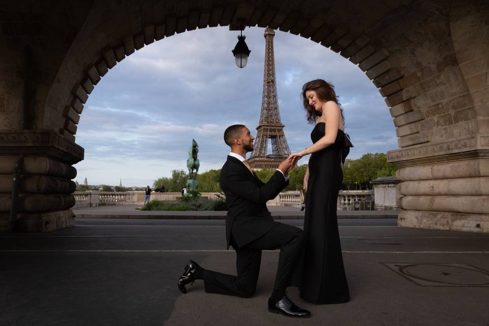 Demande en mariage près de la Tour Eiffel