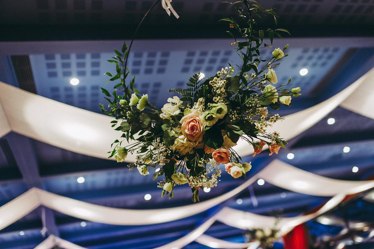 décoration de plafond pour mariage fleurie