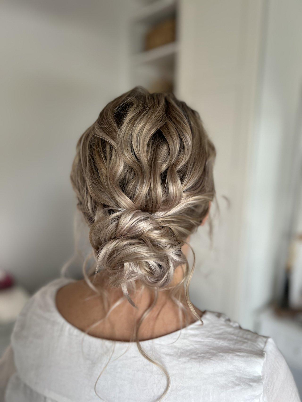chignon bas mariage boheme avec volume et meches laches