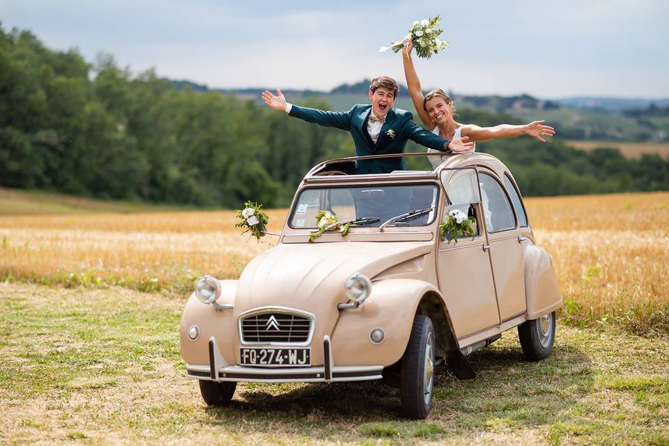 Mariés dans leur voiture de mariage voiture de collection 