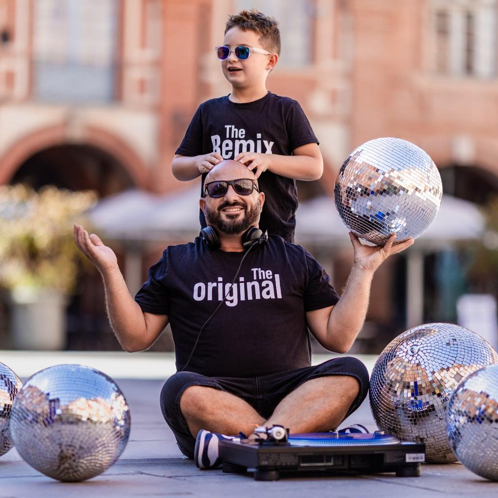 pere et son fils avec t shirt complementaire, idée cadeaux fete des peres 2026