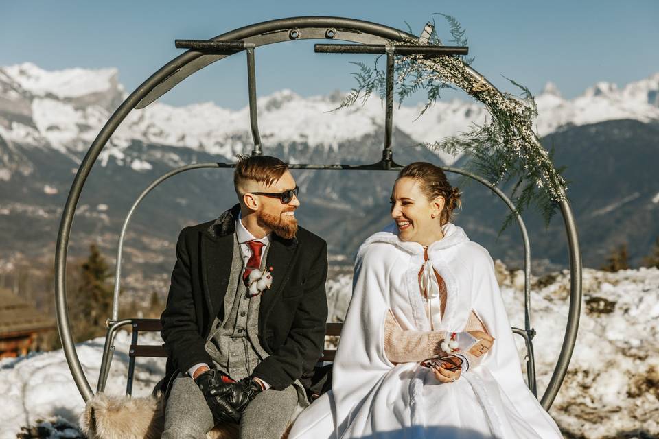 comment souhaiter noces de laine 7 ans mariage, couple de mariés sur un téléphérique pour leur mariage d'hiver, mariée vetue d'un manteau en laine blanc