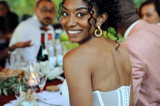 coiffure de mariage avec cheveux bouclés attachés, simple et joli