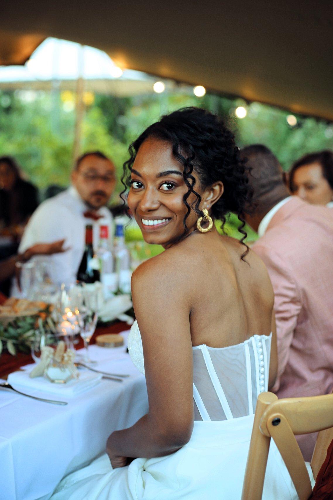 coiffure de mariage avec cheveux bouclés attachés, simple et joli