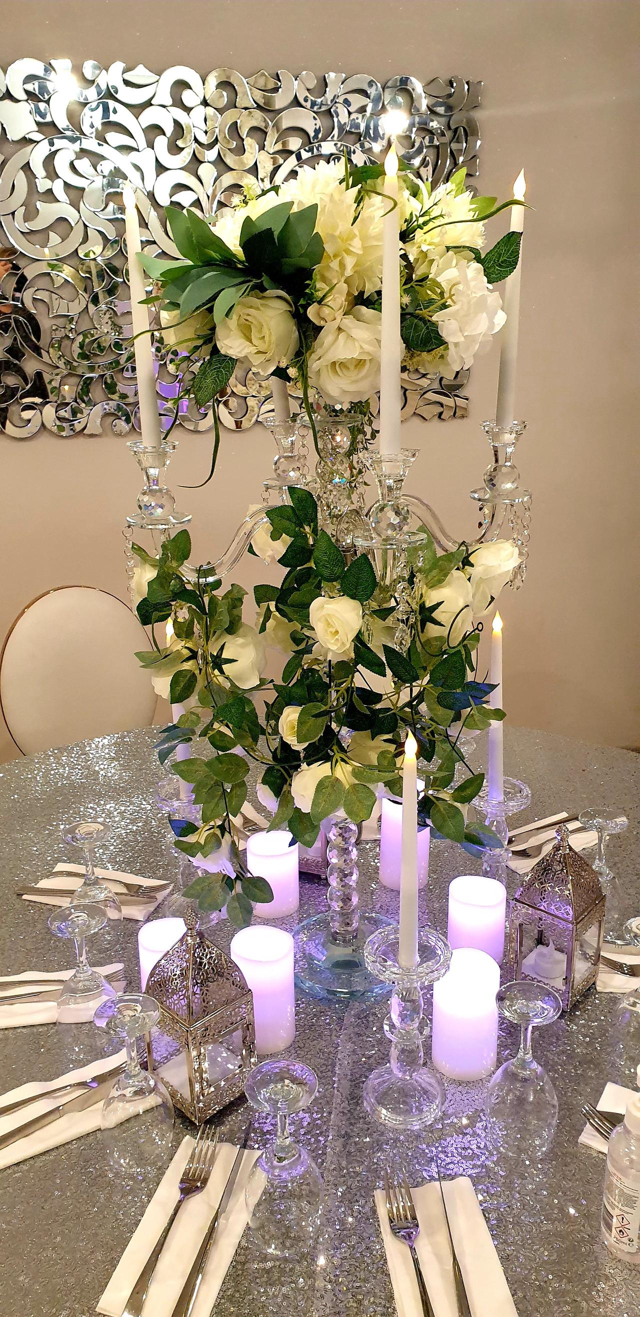 decoration table ronde mariage fleurs blanches