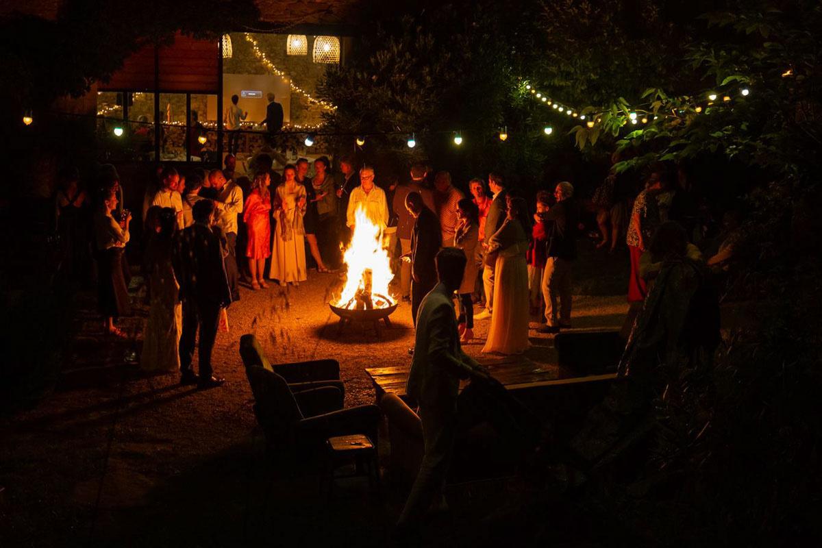 idee mariage civil petit comite feu de camp
