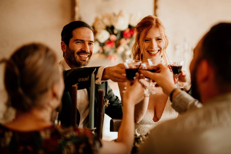 Mariés qui trinquent avec les invités des verres de vermouth