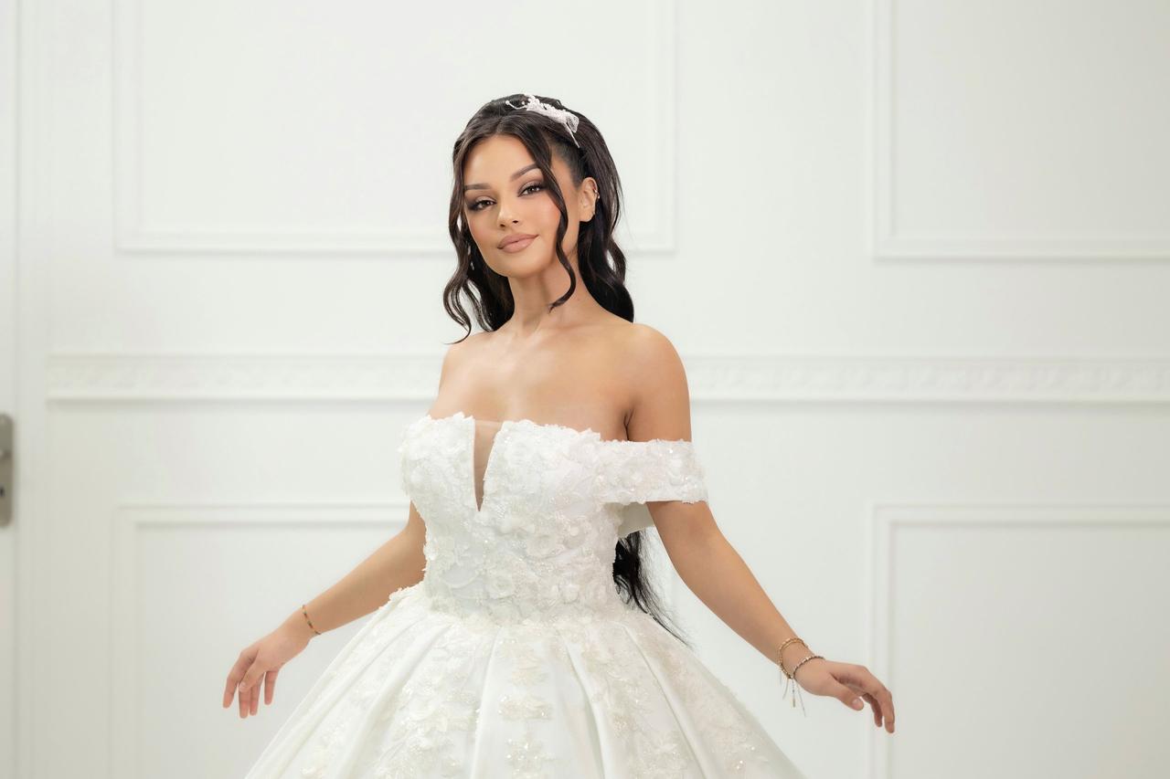boutique reve blanc, location robe de mariée paris, future mariée en robe brodée de fleurs