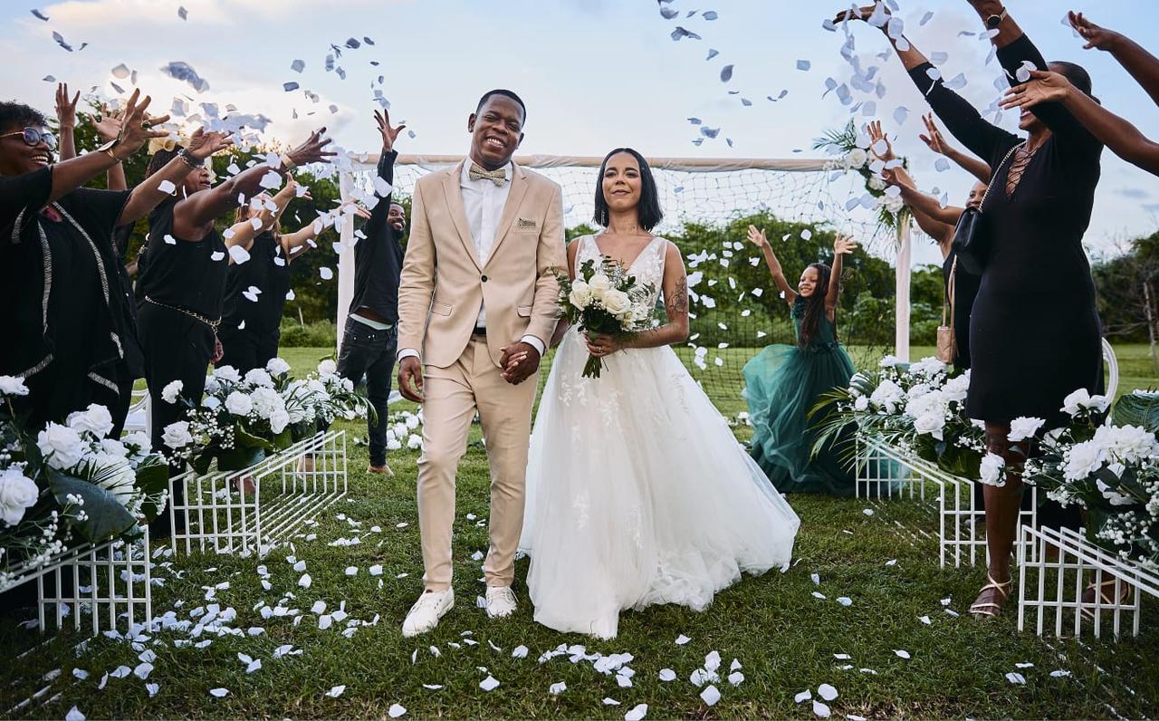 mariage foot, mariés entrant sur les lieux de la cérémonie avec un goal comme décor
