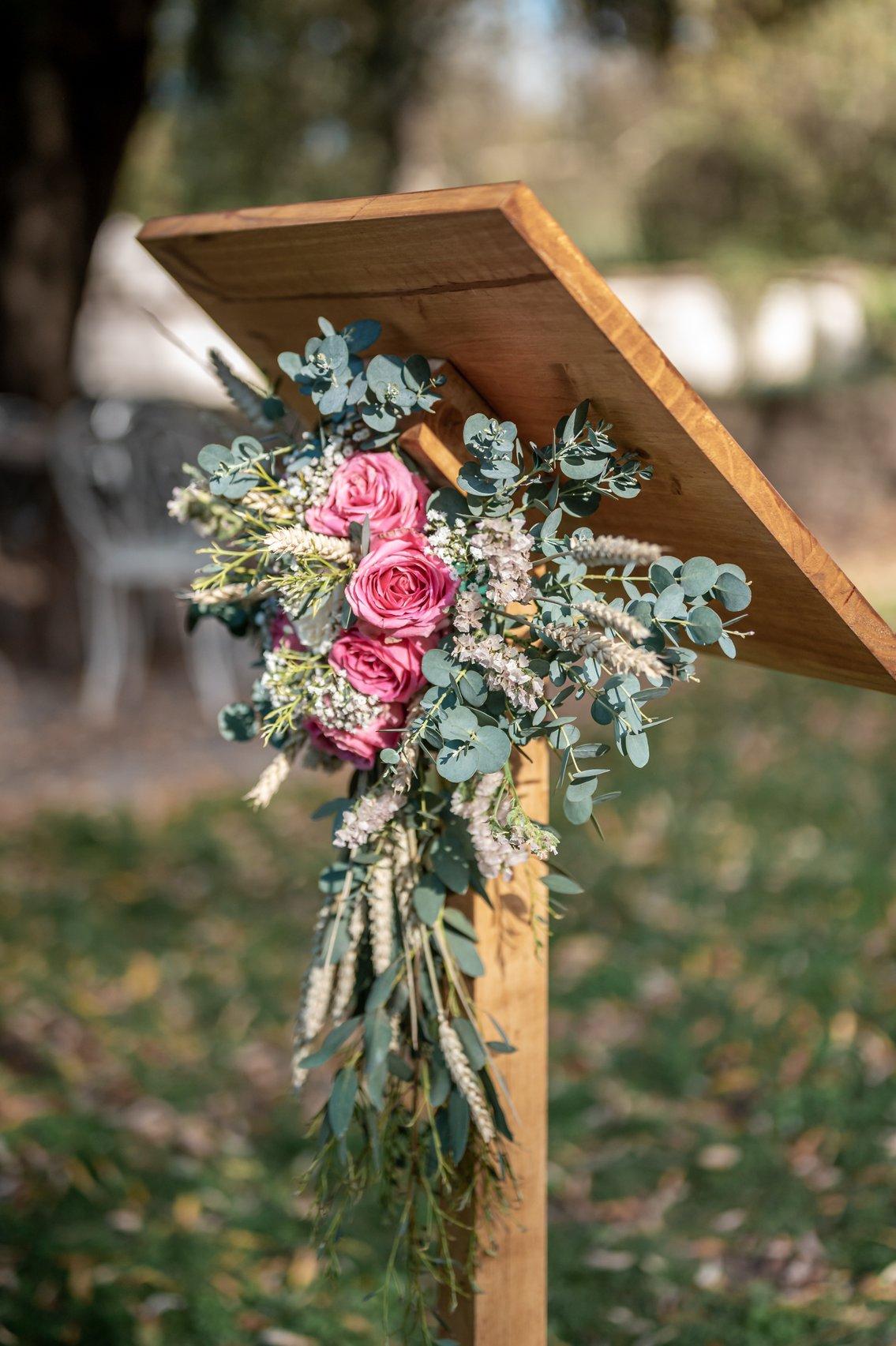 decoration pupitre fleurs mariage ceremonie laique