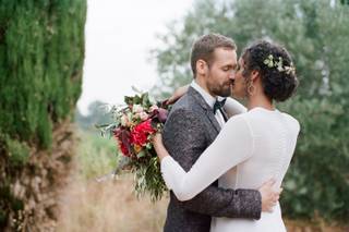 Coiffuremariage  avec cheveux bouclés et décoration de fleurs