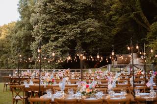 decoration mariage exterieur table avec fleurs, style champetre et wild deco en plein air